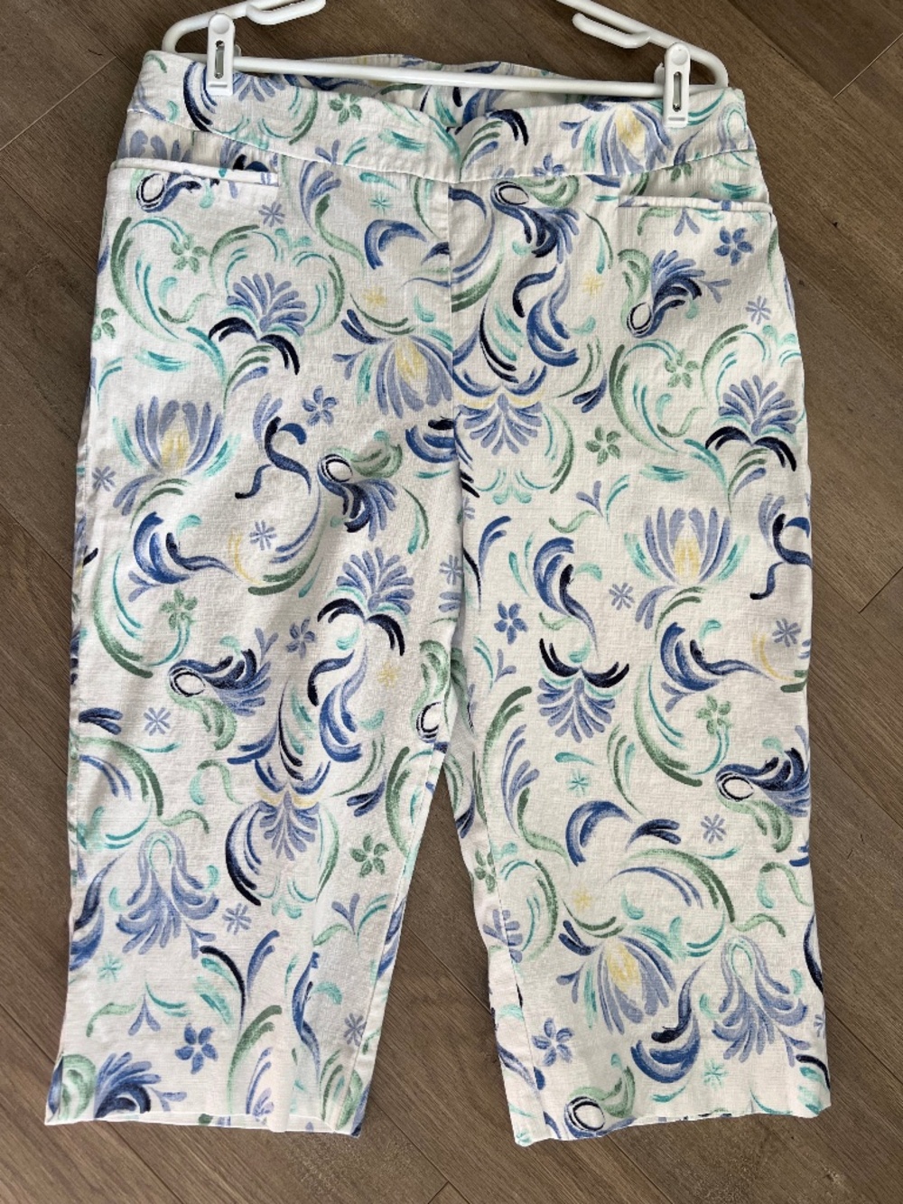 Women's cropped elastic waist printed pant